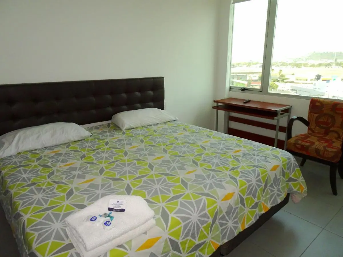 1330 Quo Luxury Room 1 Minute To Airport Guayaquil Habitación en casa particular